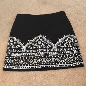 Beautifully Embroidered White House Black Market Skirt SIZE 0 EUC